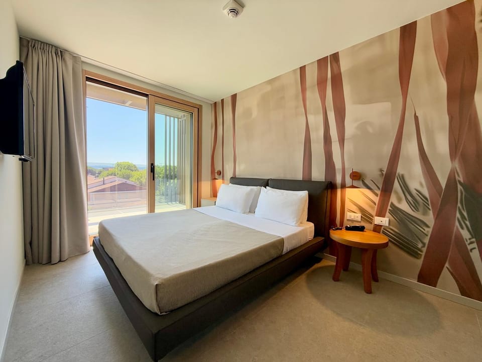 Bed, TV and multimedia, Photo of the whole room, Bedroom