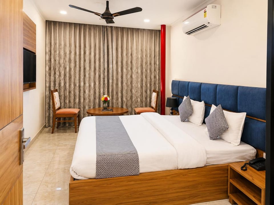 Bed, Photo of the whole room, Seating area, Bedroom, air conditioner