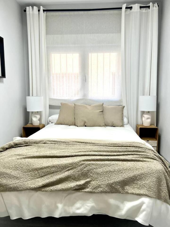 Bed, Photo of the whole room, Bedroom