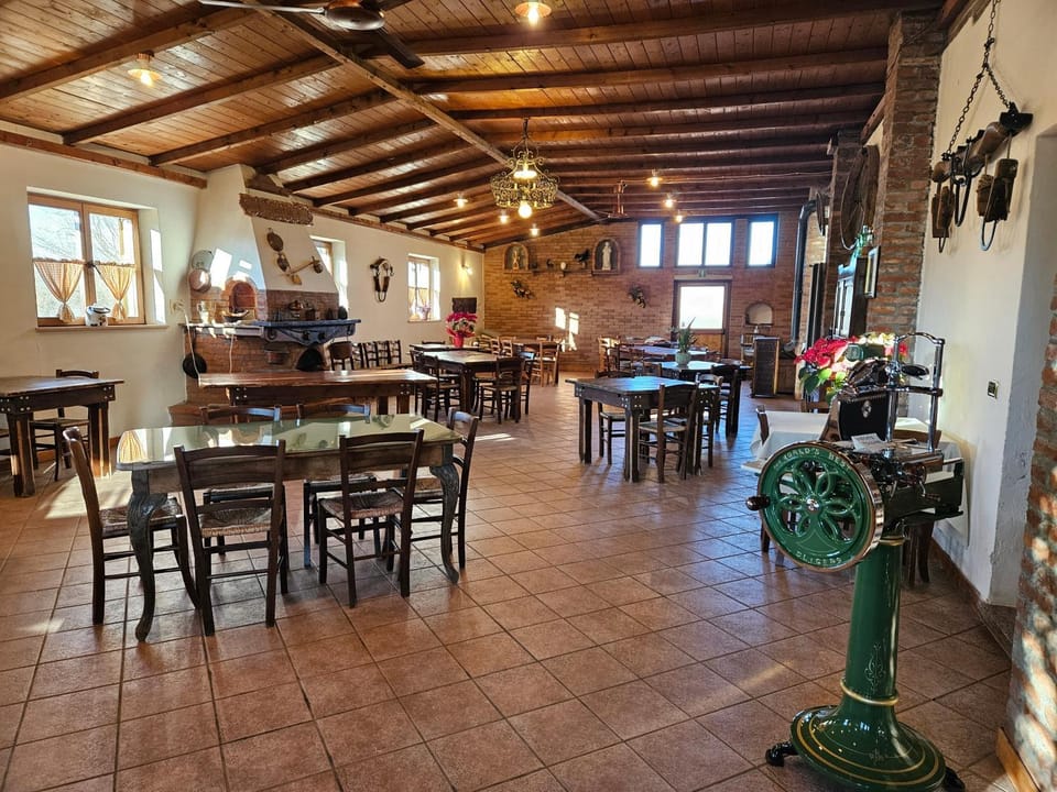 Restaurant/places to eat, Lounge or bar, Banquet/Function facilities, Seating area, Dining area, Meeting/conference room, Breakfast