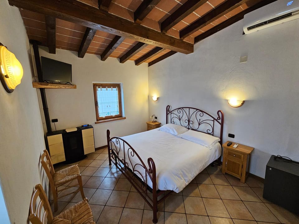 Bed, TV and multimedia, Photo of the whole room, Bedroom, fireplace, minibar, air conditioner