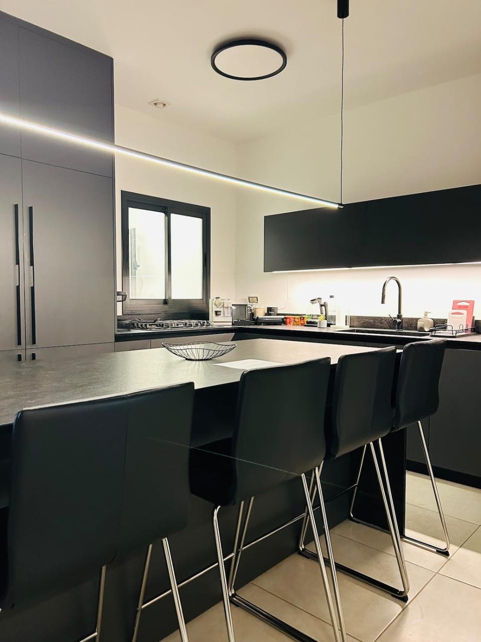 Kitchen or kitchenette, Lounge or bar, stove