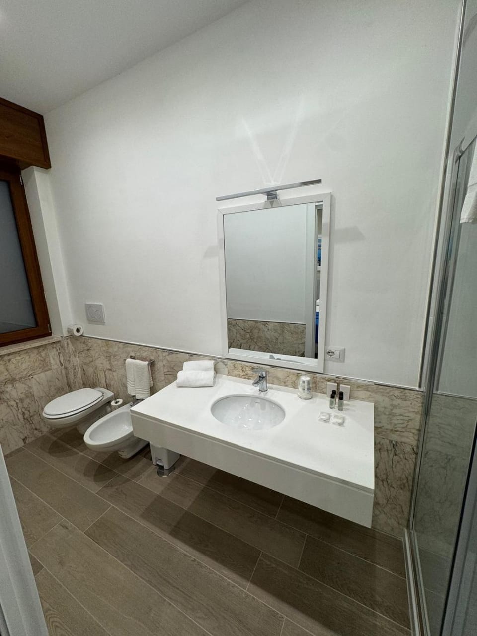 Shower, Toilet, Bathroom, towels