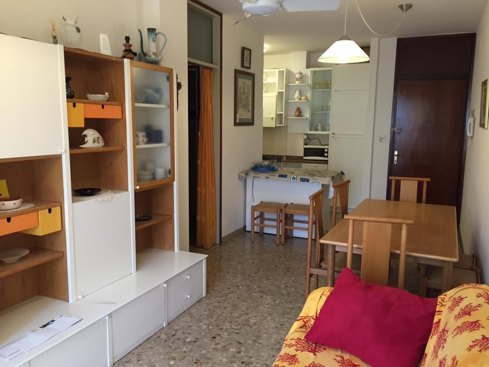 Kitchen or kitchenette, Living room, Seating area, Dining area, stove