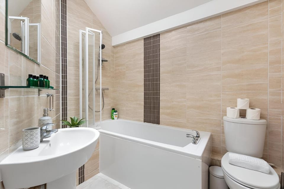 Shower, Toilet, Bathroom, Bath, towels