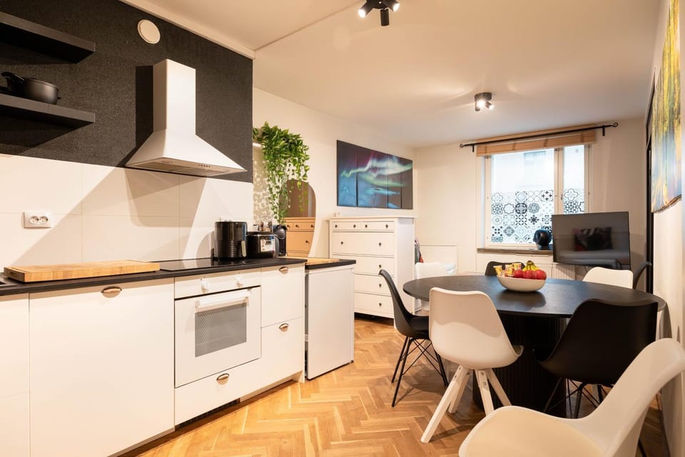 Coffee/tea facilities, Kitchen or kitchenette, Dining area, dishwasher, oven, stove