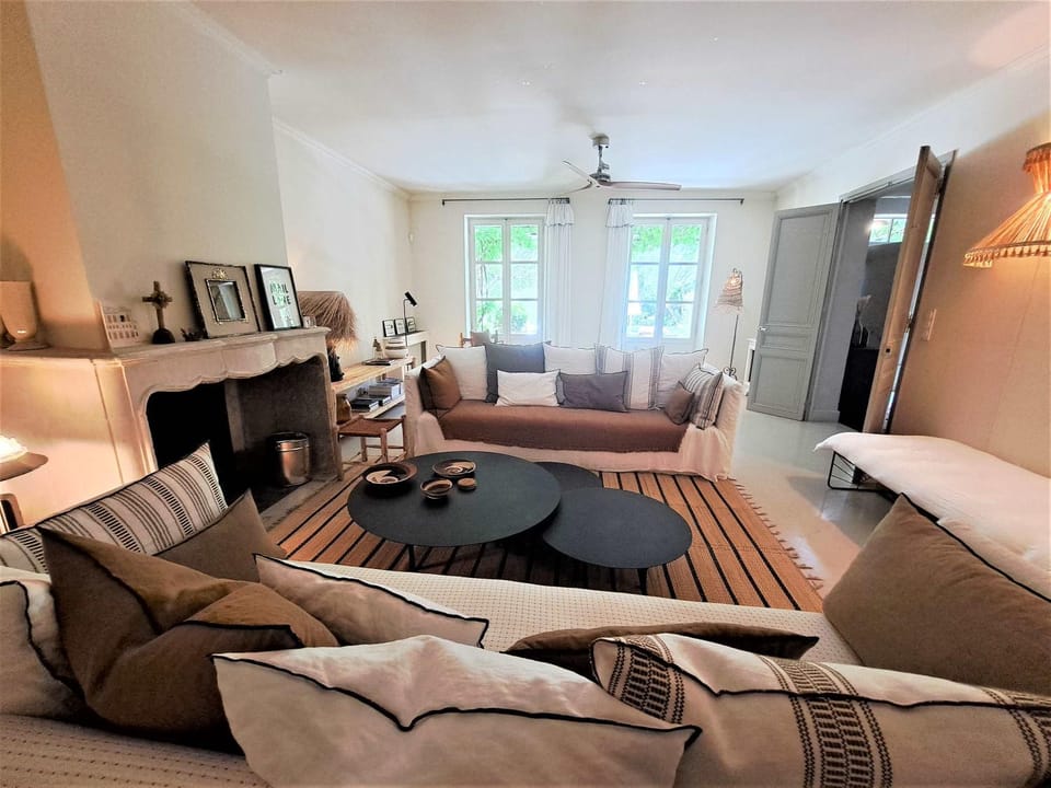 Living room, Seating area