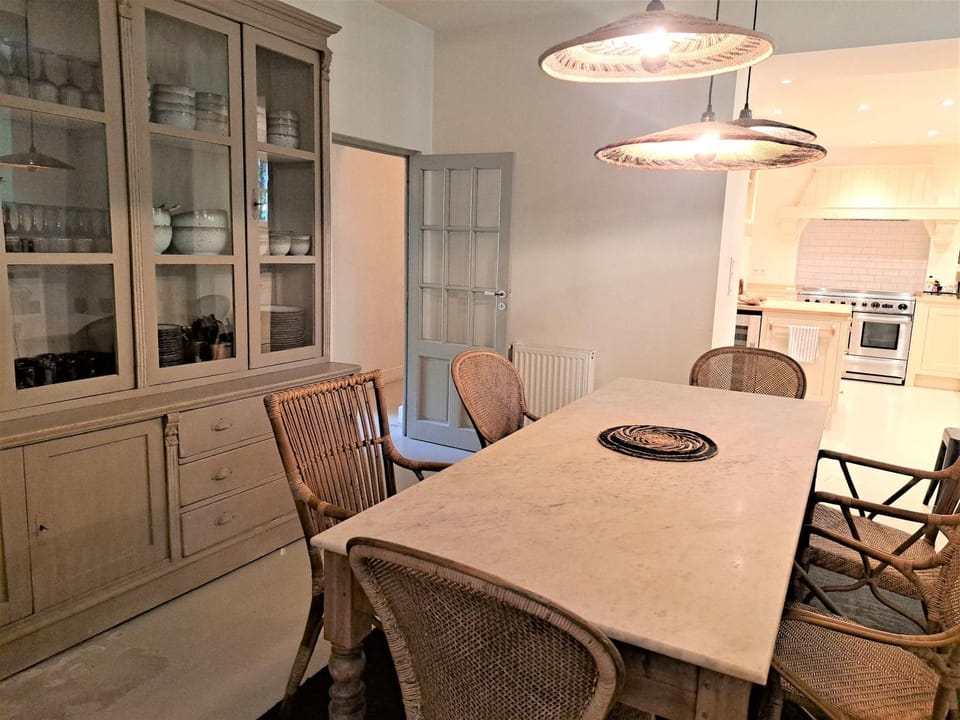 Kitchen or kitchenette, Seating area, Dining area