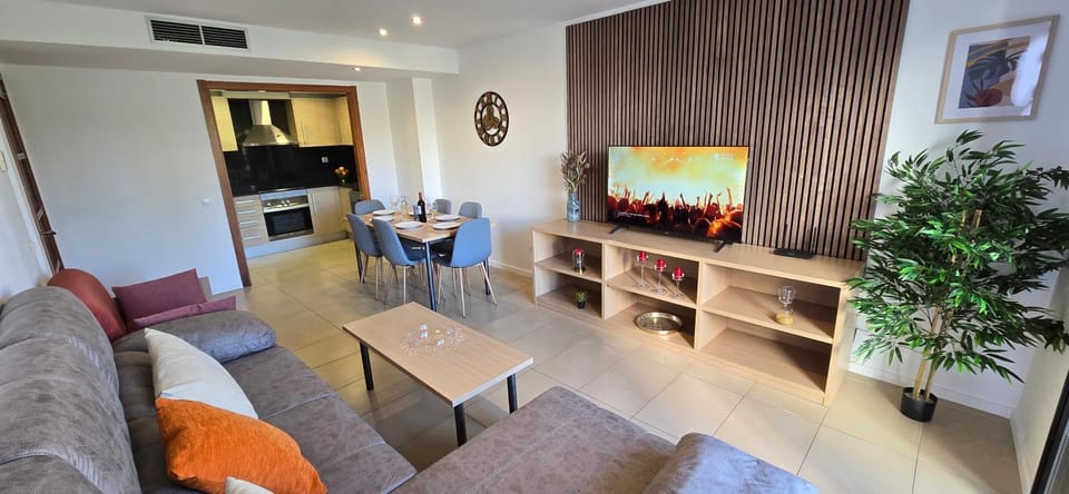 TV and multimedia, Kitchen or kitchenette, Living room, Seating area, Dining area, City view
