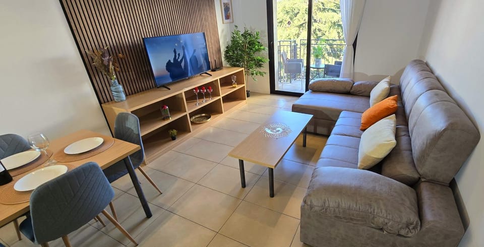 TV and multimedia, Living room, Dining area, City view