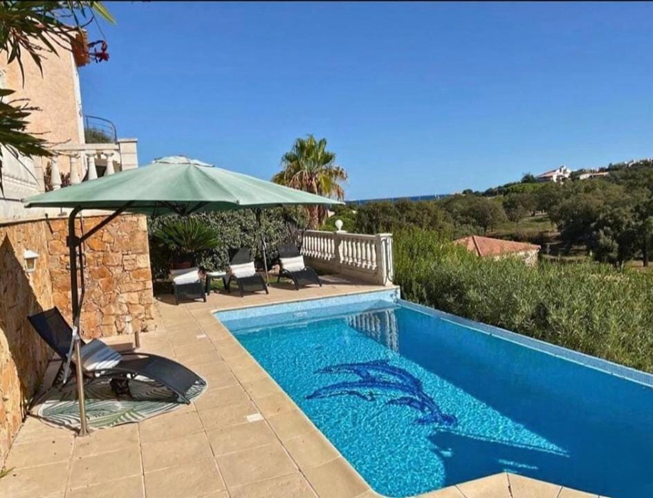 Villa soleil - Vue mer et montagne - Piscine privée, tennis, accès plage à pied Villa in Roquebrune-sur-Argens