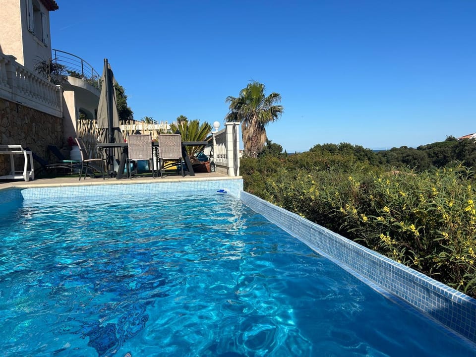 Villa soleil - Vue mer et montagne - Piscine privée, tennis, accès plage à pied Villa in Roquebrune-sur-Argens
