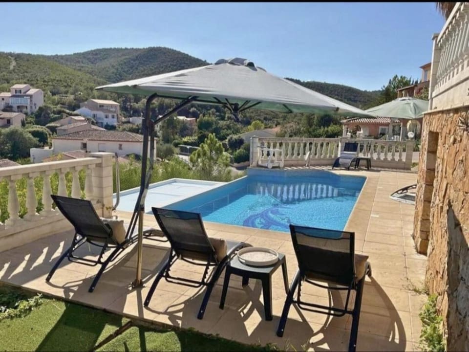 Villa soleil - Vue mer et montagne - Piscine privée, tennis, accès plage à pied Villa in Roquebrune-sur-Argens
