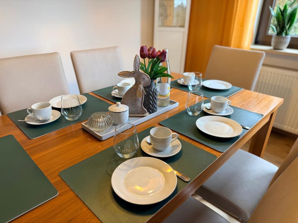 Spring, Coffee/tea facilities, Seating area, Dining area, Food