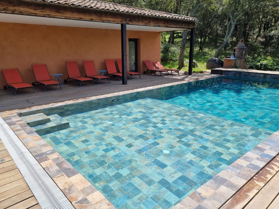 Swimming pool, sunbed