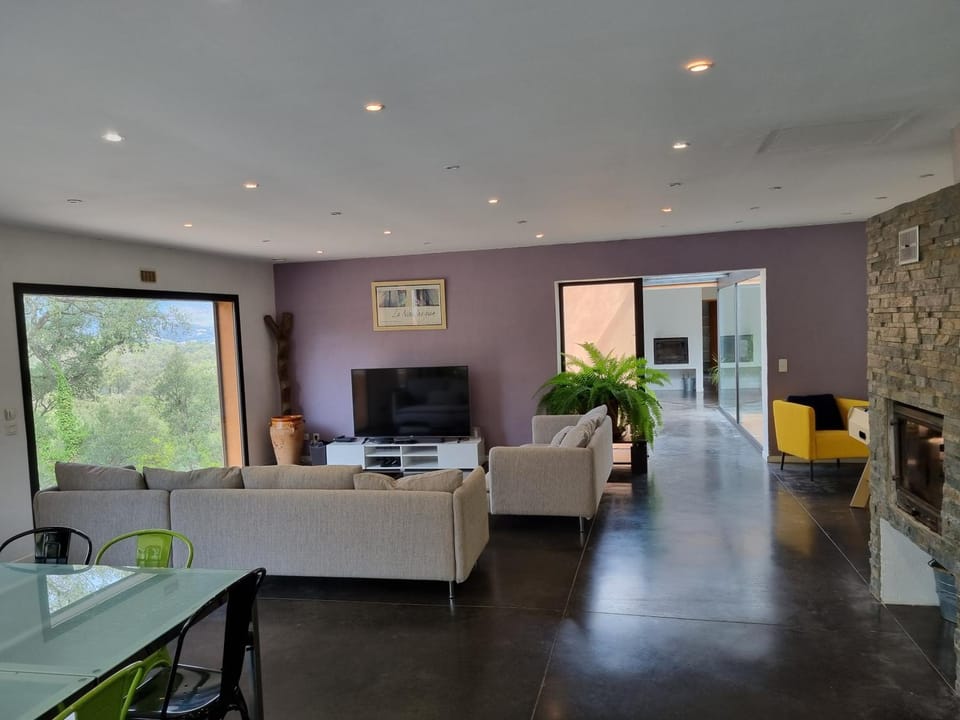 Communal lounge/ TV room, TV and multimedia, Living room, Seating area, Dining area
