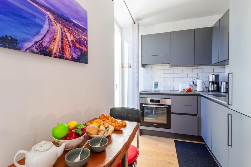 Coffee/tea facilities, Dining area, oven, stove, kitchen