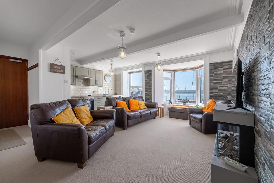 View (from property/room), Living room, Sea view, kitchen