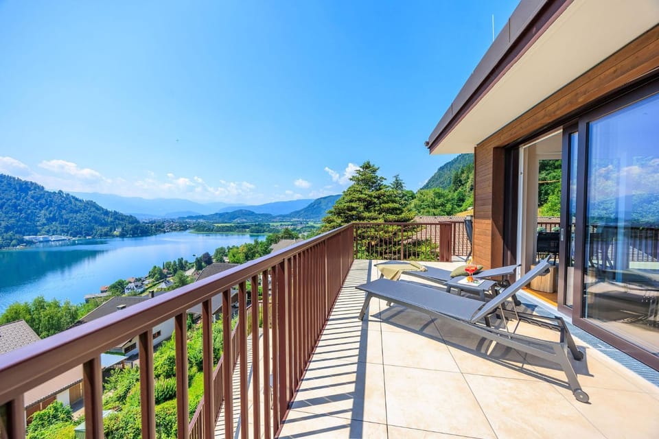 Day, Natural landscape, View (from property/room), Balcony/Terrace, Lake view, Mountain view, sunbed