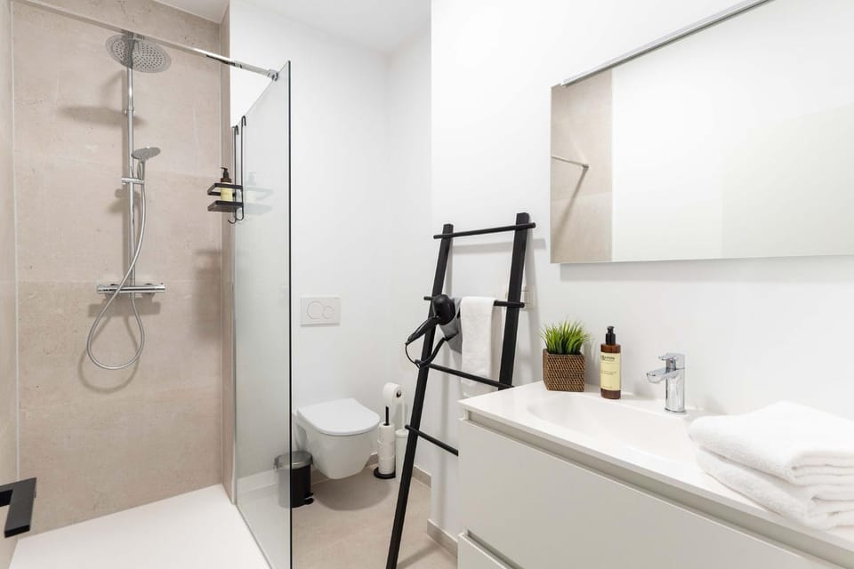 Shower, Toilet, Bathroom, towels