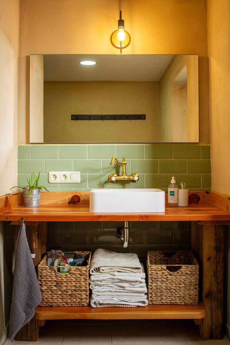 Bathroom, towels