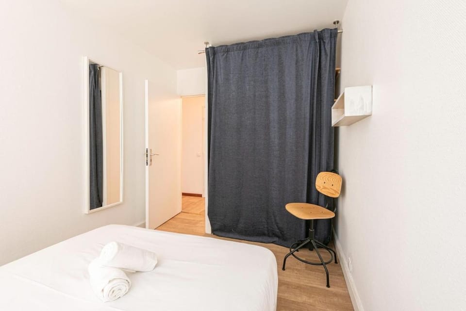 Photo of the whole room, Bedroom
