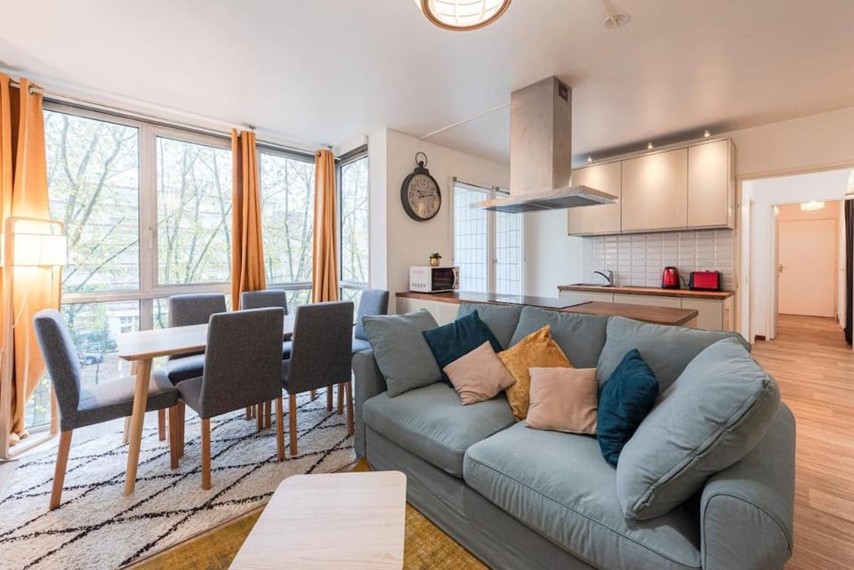 Kitchen or kitchenette, Seating area, Dining area, stove