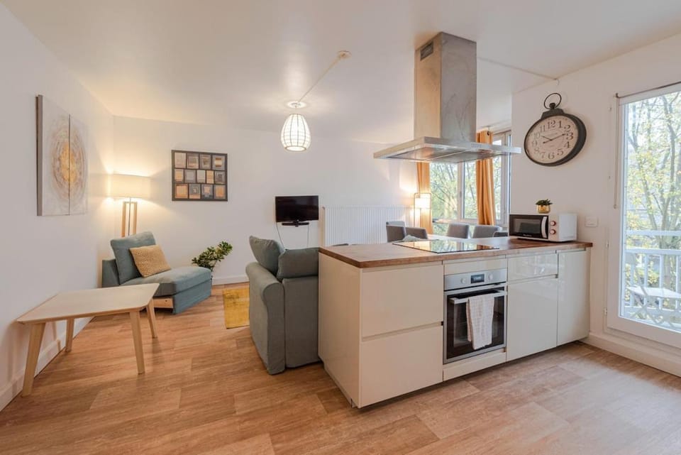 Kitchen or kitchenette, oven