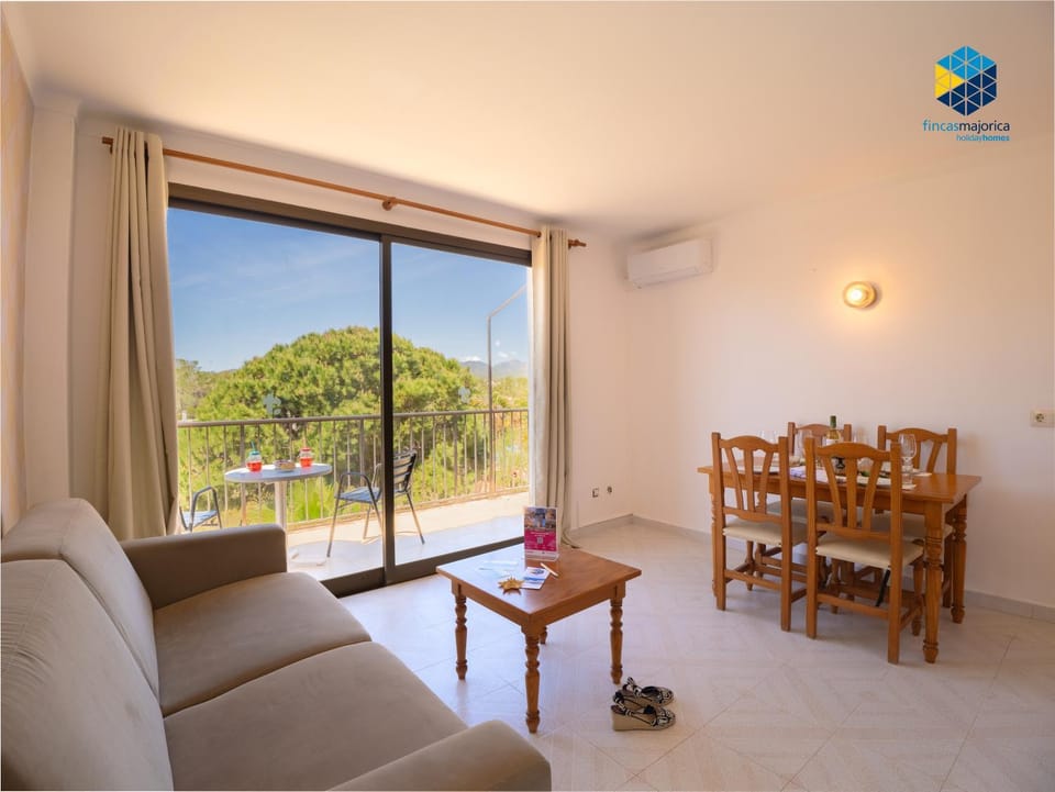 Living room, Dining area, air conditioner