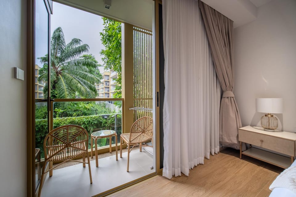 View (from property/room), Balcony/Terrace, Seating area, Bedroom