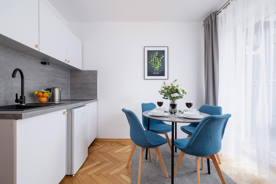 Coffee/tea facilities, Kitchen or kitchenette, Dining area, stove