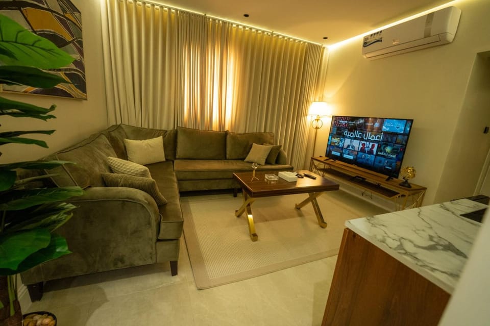 Communal lounge/ TV room, Bed, TV and multimedia, Living room, Photo of the whole room, Seating area, Evening entertainment, Bedroom, air conditioner