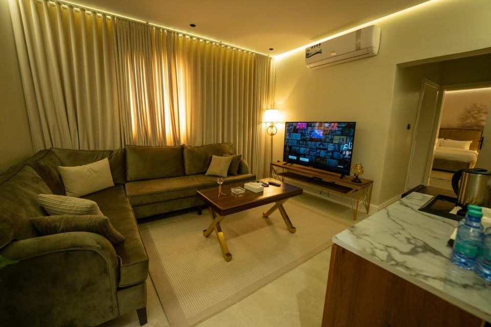 Communal lounge/ TV room, TV and multimedia, Living room, Seating area, Evening entertainment, air conditioner