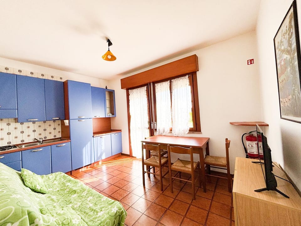 TV and multimedia, Kitchen or kitchenette, Living room, Seating area, Dining area