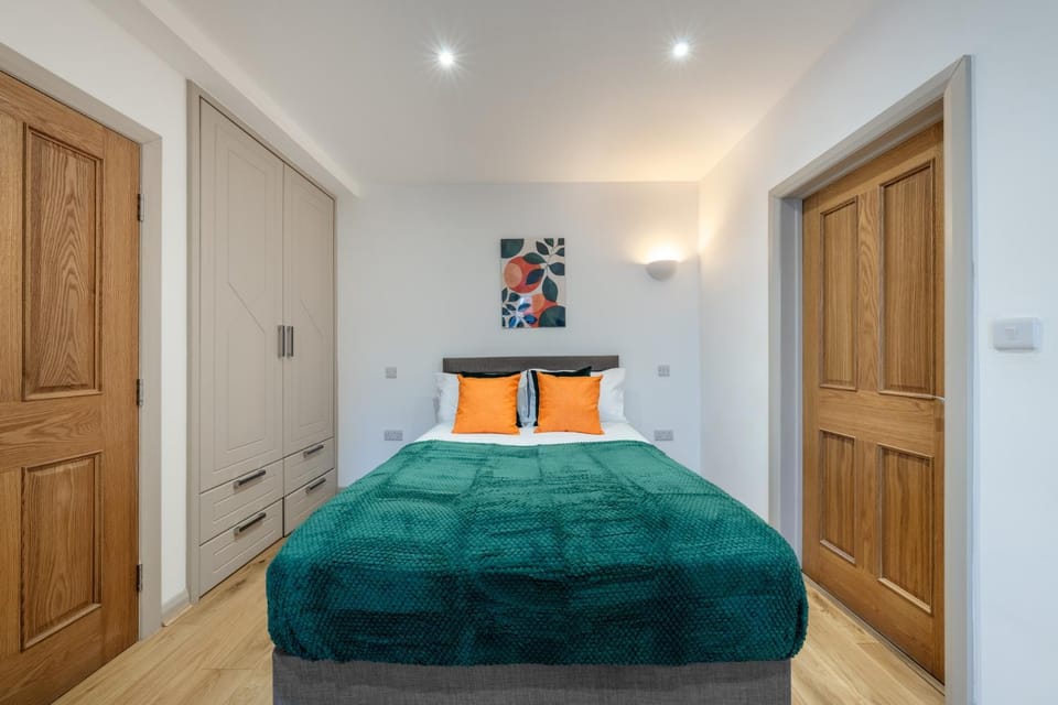 Toilet, Bed, Bedroom, towels, wardrobe