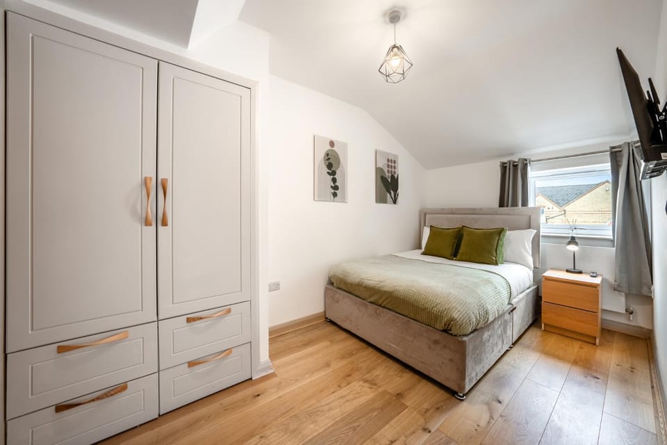 Bed, TV and multimedia, Bedroom, towels, wardrobe