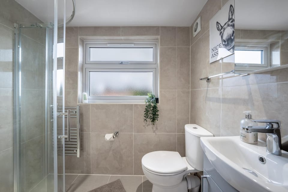 Shower, Toilet