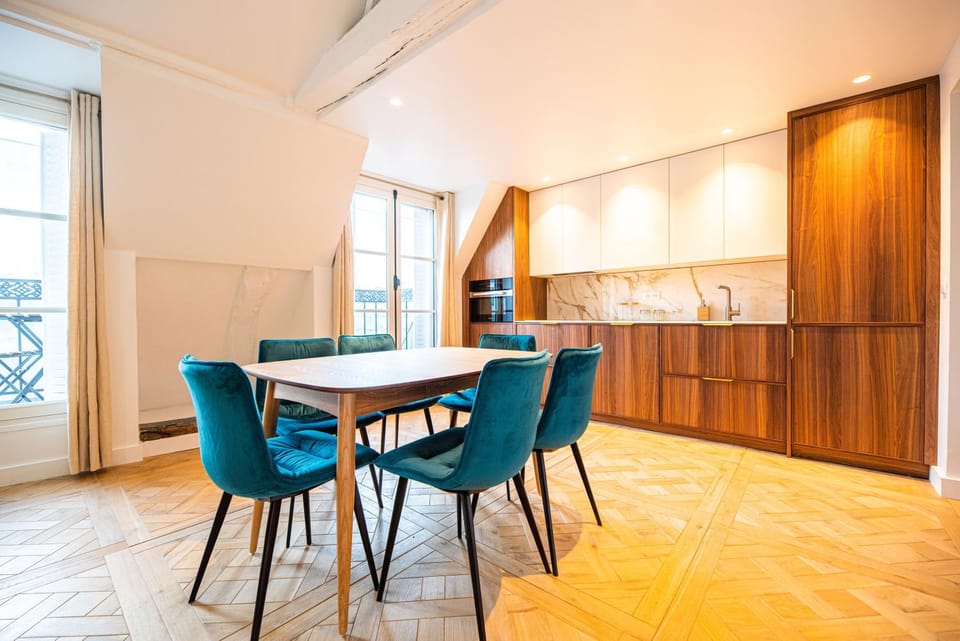 Kitchen or kitchenette, Dining area