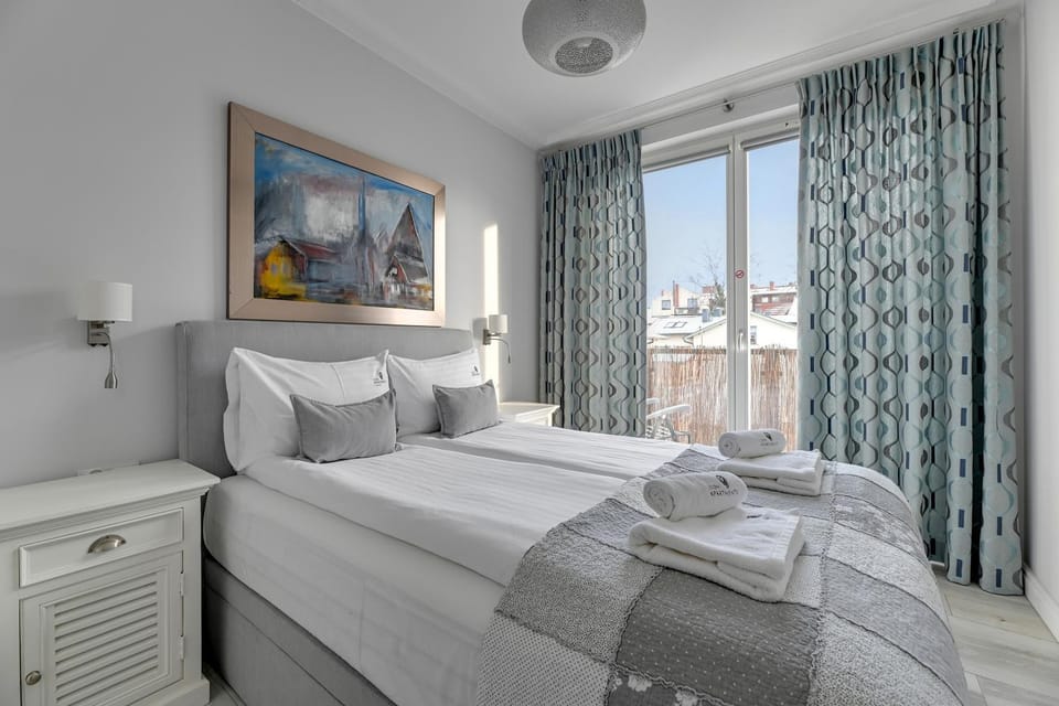 Bedroom, towels