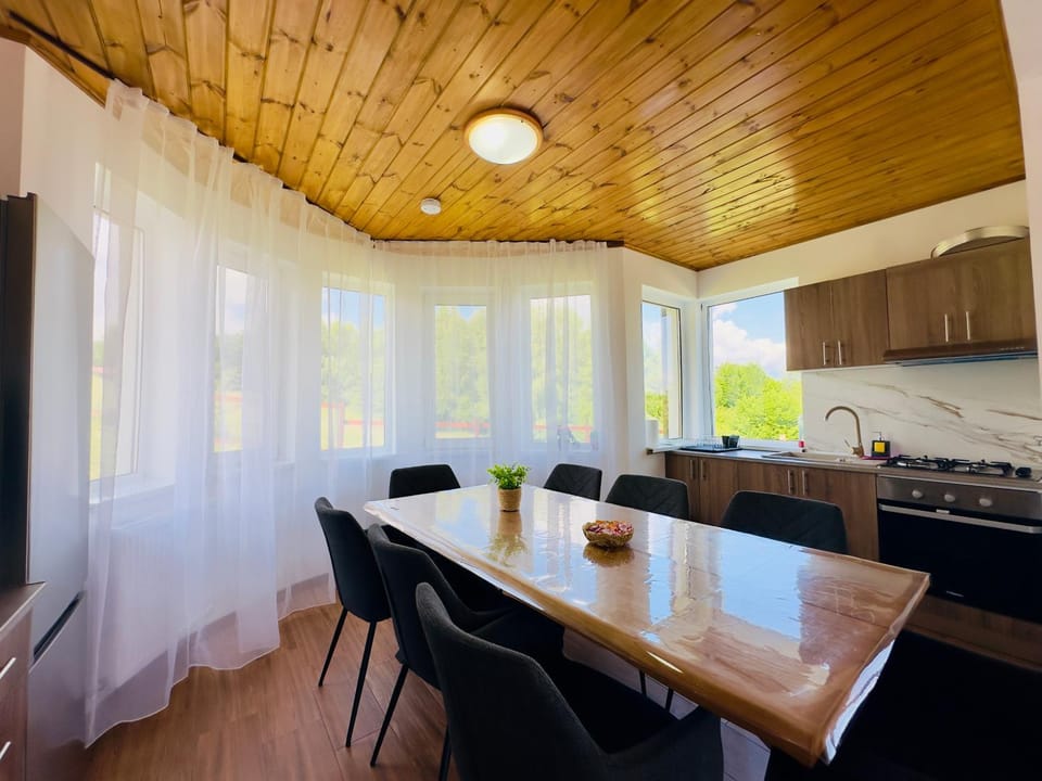 Kitchen or kitchenette, Dining area, minibar, pet friendly, stove
