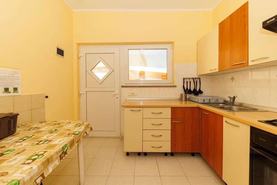 Kitchen or kitchenette, oven, stove
