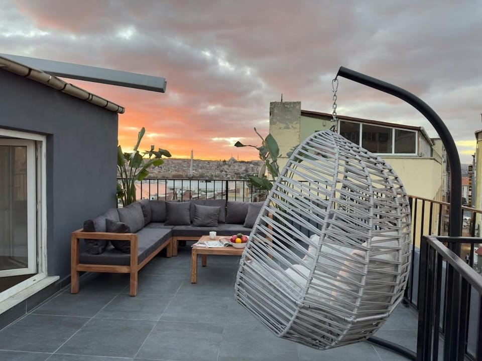 View (from property/room), Balcony/Terrace, Seating area