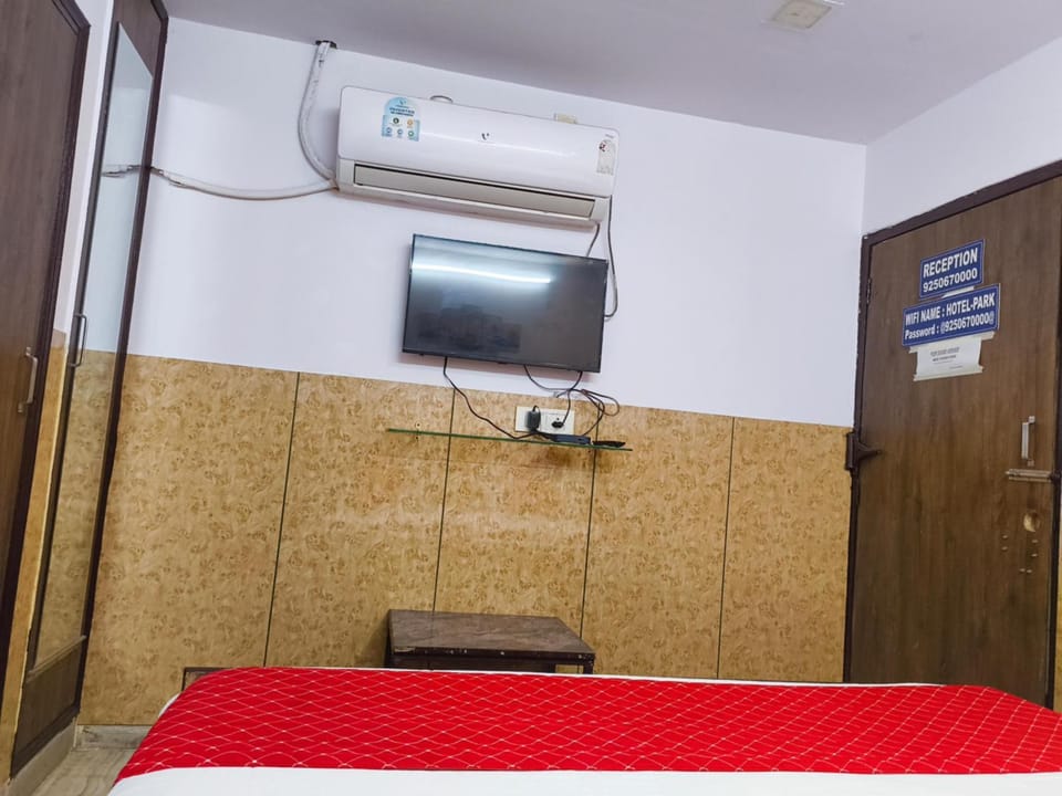 Bed, TV and multimedia, Photo of the whole room, air conditioner