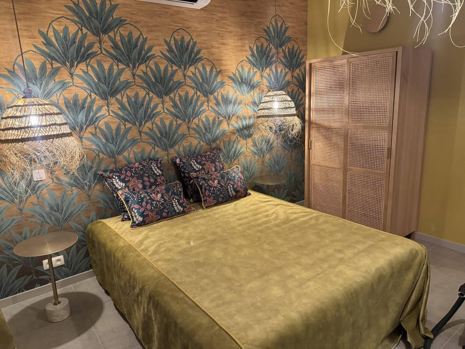 Bed, Photo of the whole room, Bedroom, wardrobe