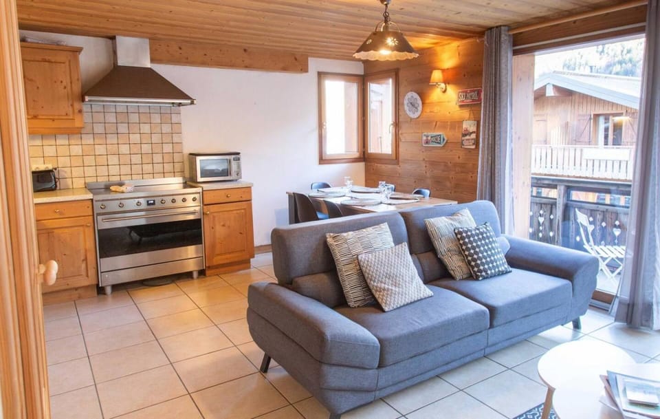 Kitchen or kitchenette, Living room, Seating area, Dining area, pet friendly, stove