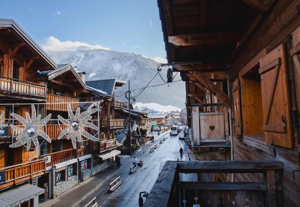 Property building, Nearby landmark, Day, Neighbourhood, Natural landscape, Winter, City view, Mountain view, Street view, Location
