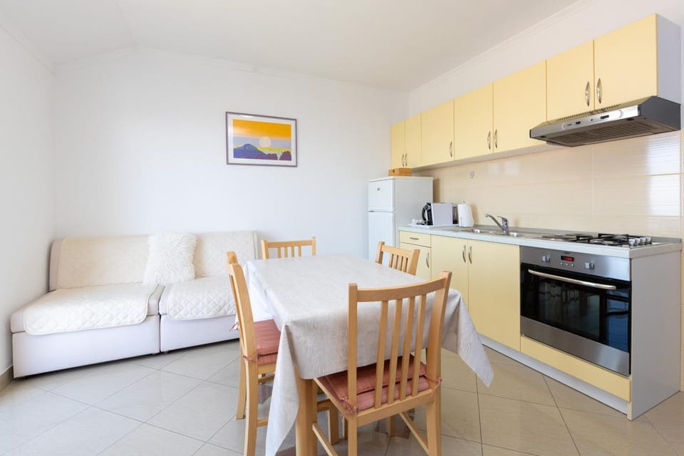 Dining area, kitchen