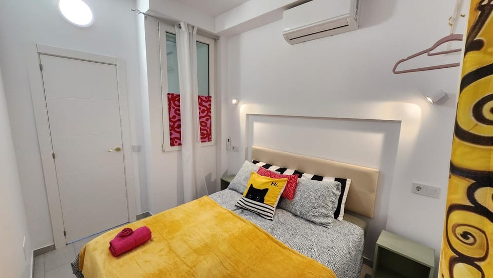 Photo of the whole room, Bedroom
