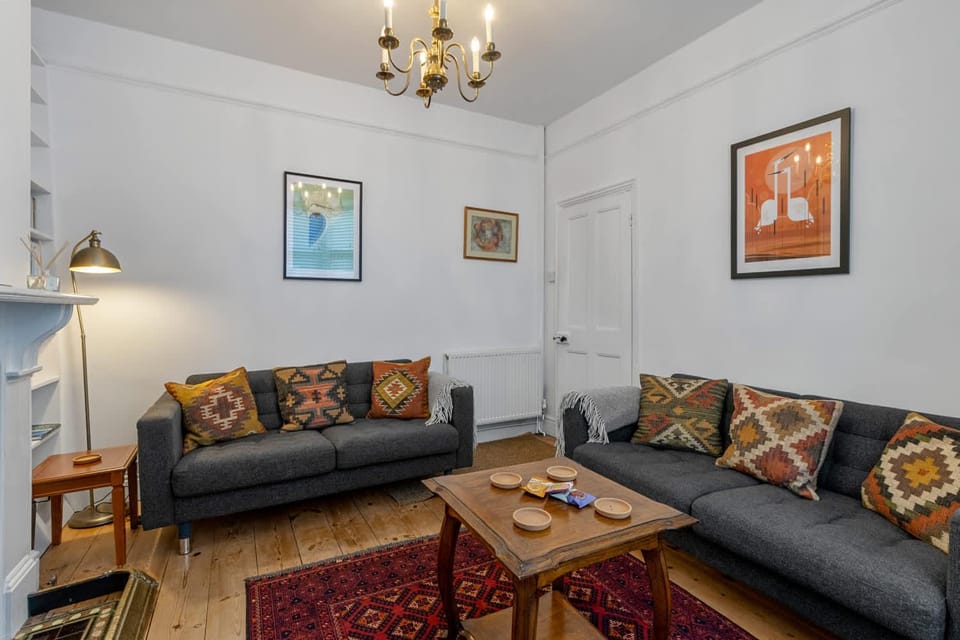 Living room, Decorative detail, Decorative detail, Seating area, internet, internet