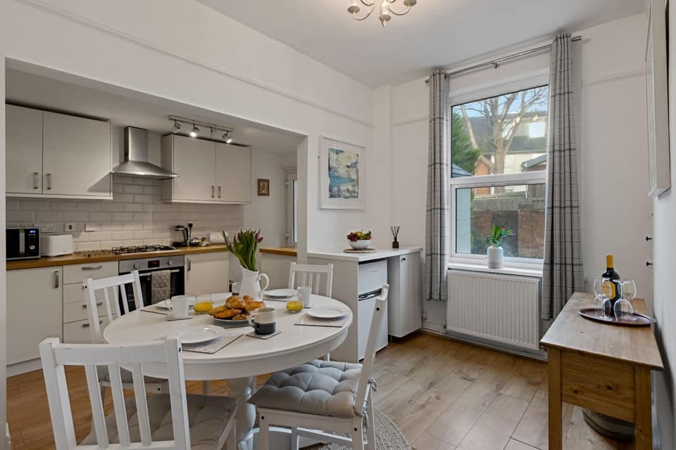 Coffee/tea facilities, Kitchen or kitchenette, Decorative detail, Decorative detail, Dining area, Food, Quiet street view, dishwasher, internet, internet, oven, stove, toaster